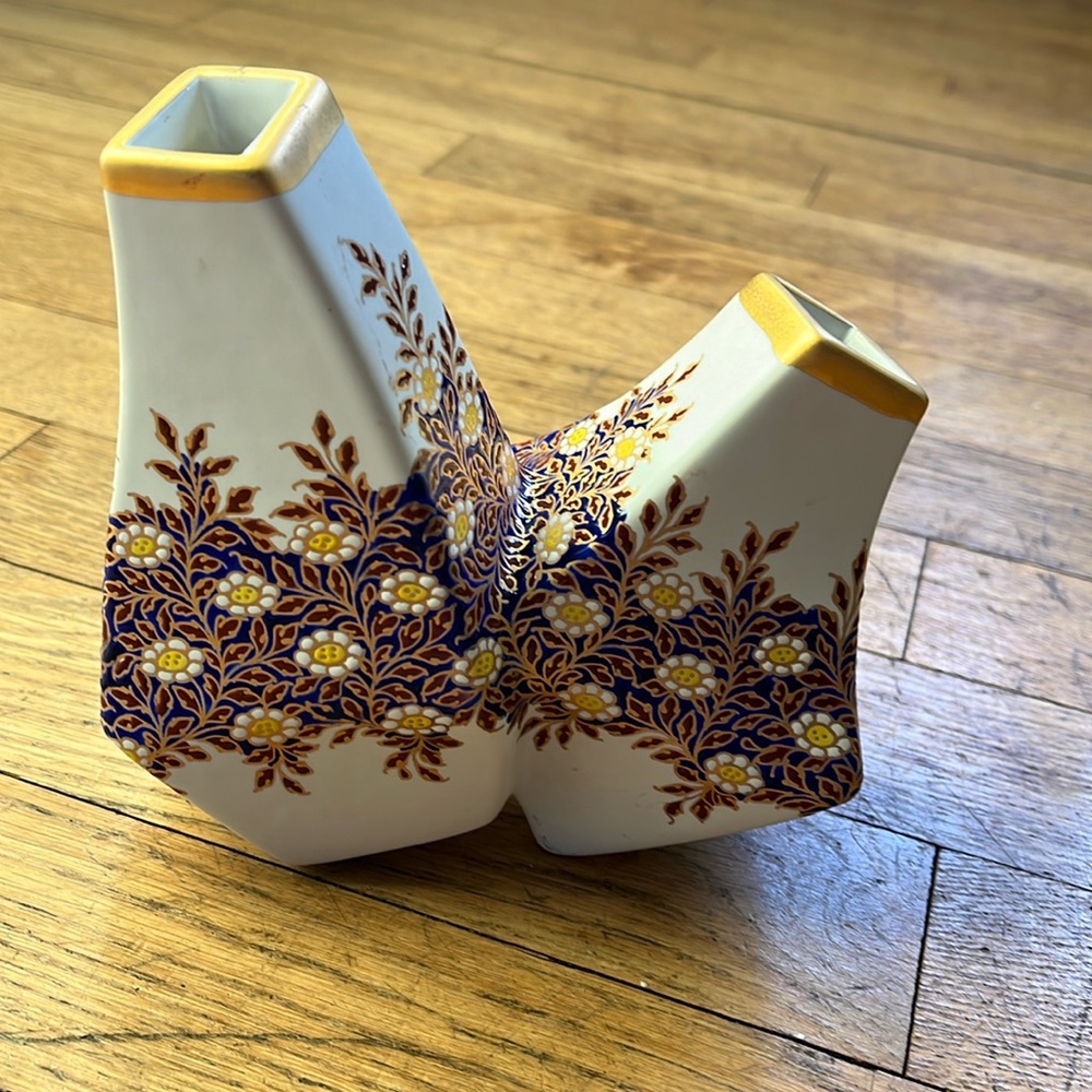 Beautiful vase double spout